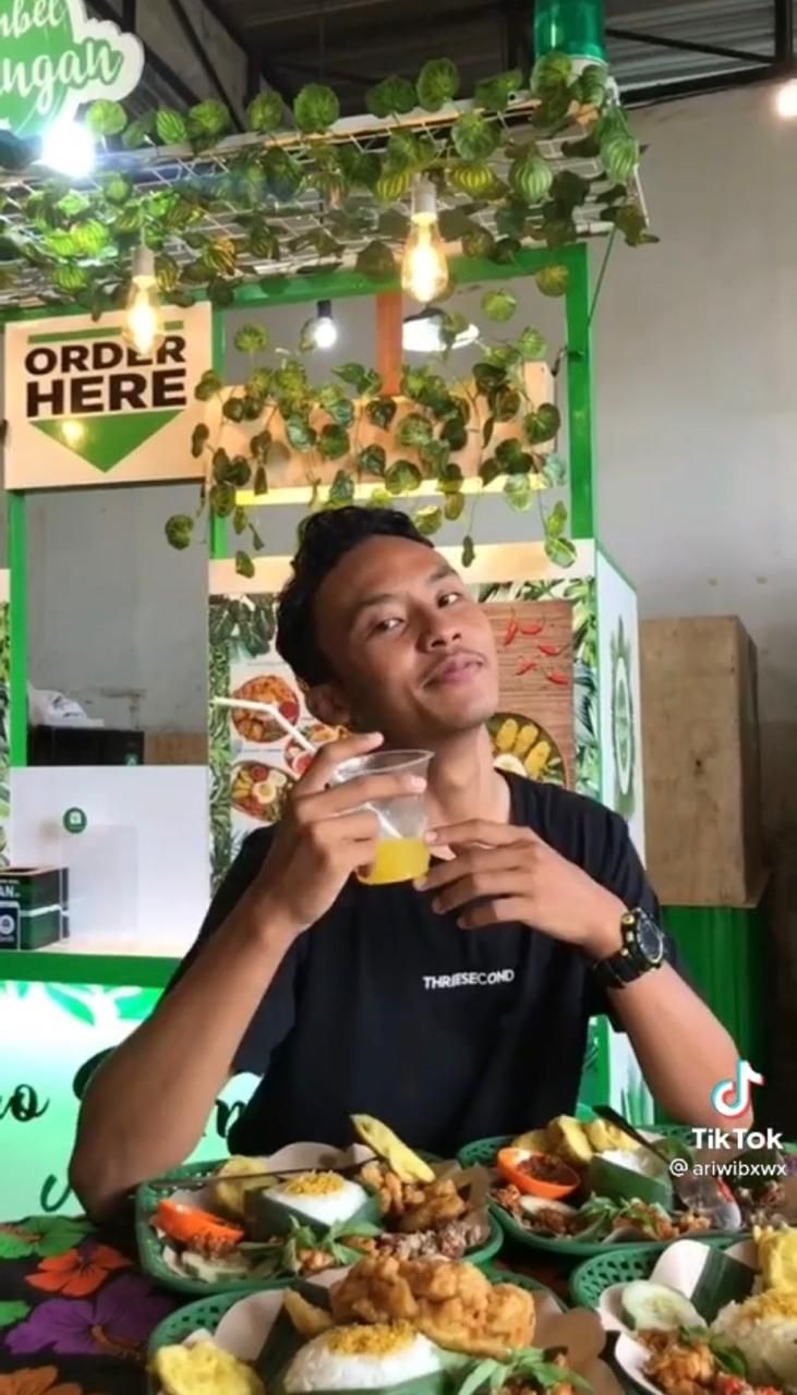 Bikin Ngakak! Gaya Cewek Saat Pose Depan Makanan Ini Akurat Banget