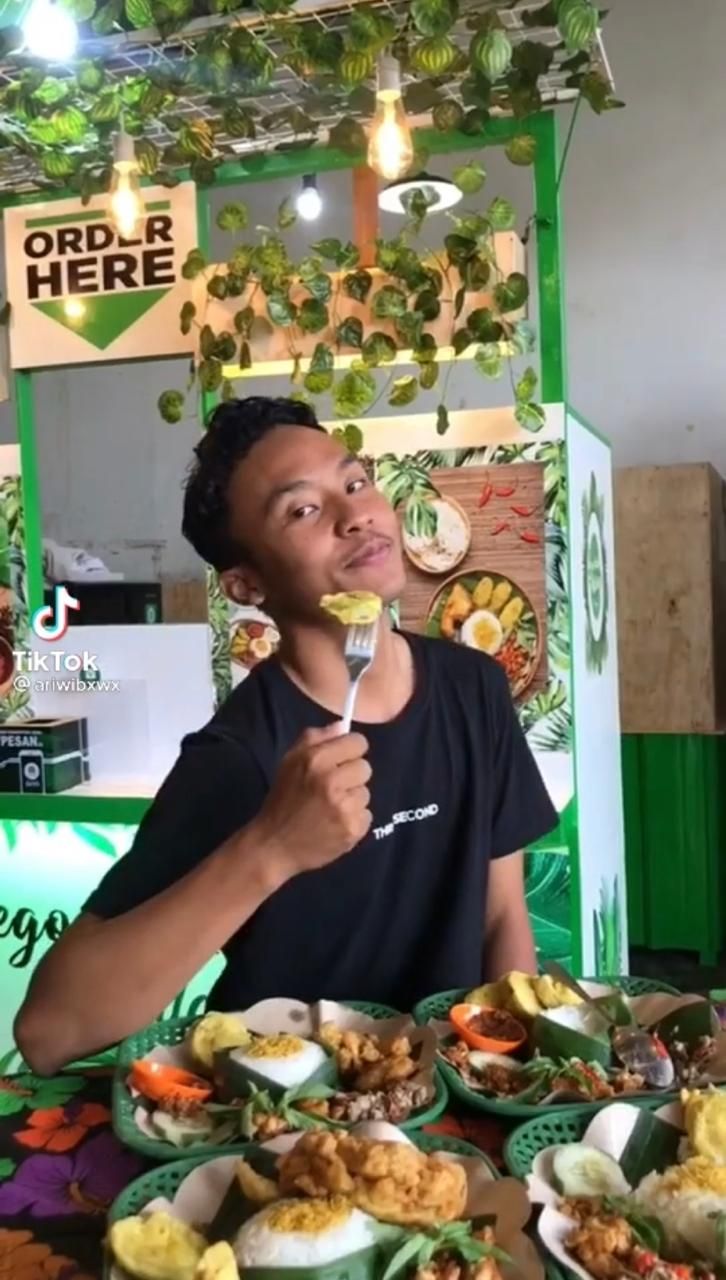 Bikin Ngakak! Gaya Cewek Saat Pose Depan Makanan Ini Akurat Banget