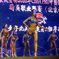 Inilah Gui Yuna. Namanya tiba-tiba viral dan merebut atensi publik di China setelah penampilannya di kejuaraan binaraga yang digelar oleh International Weightlifting Federation (IWF) di Beijing, China, pada pertengahan Desember 2020 lalu. Ia menjadi satu-satunya kontestan yang muncul tanpa kaki yang lengkap. (Foto: NOEL CELIS/AFP)