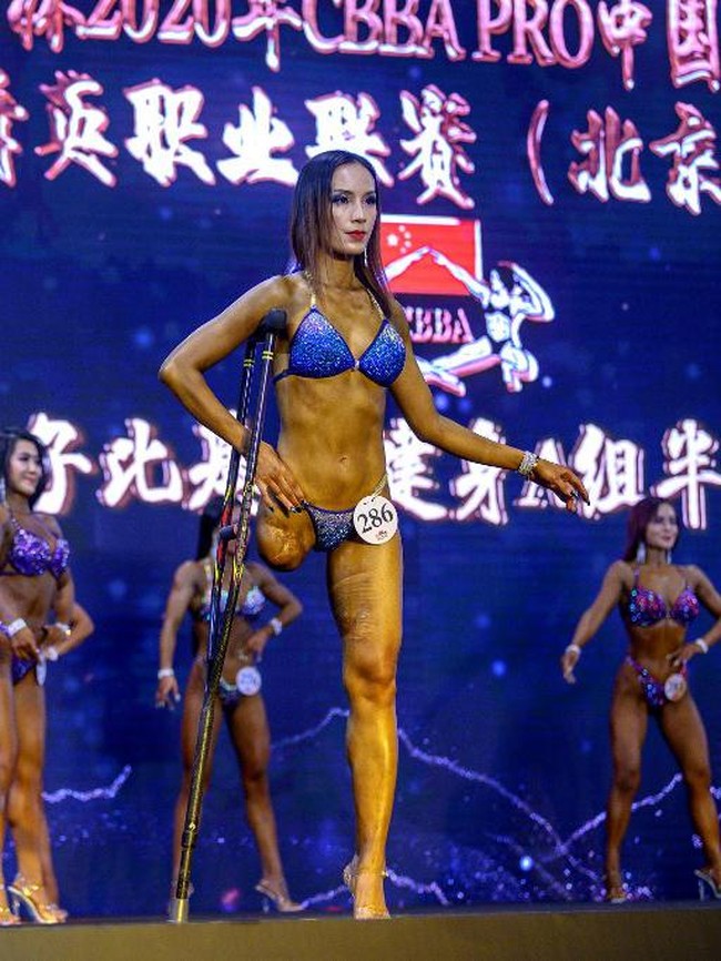 Inilah Gui Yuna. Namanya tiba-tiba viral dan merebut atensi publik di China setelah penampilannya di kejuaraan binaraga yang digelar oleh International Weightlifting Federation (IWF) di Beijing, China, pada pertengahan Desember 2020 lalu. Ia menjadi satu-satunya kontestan yang muncul tanpa kaki yang lengkap. (Foto: NOEL CELIS/AFP)