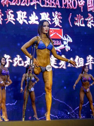 Binaraga kaki satu Gui Yuna This picture taken on December 11, 2020 shows bodybuilder Gui Yuna on stage during the International Weightlifting Federation (IWF) Beijing 2020 competition in Beijing. - Gui, who competed in long jump at the 2004 Athens Paralympics, is new to bodybuilding but won the first time she competed in October 2020. (Photo by NOEL CELIS / AFP) / TO GO WITH China-sport-disabled-bodybuilding,FOCUS by Peter Stebbbings, and Jessica Yang