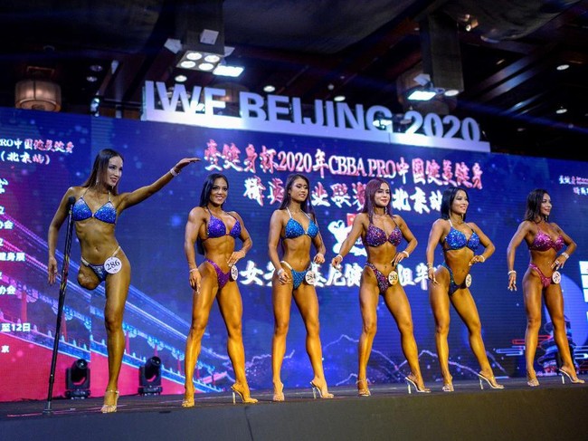 Perempuan 35 tahun tersebut menjadi satu-satunya kontestan yang muncul tanpa kaki yang lengkap. Dibantu sebuah tongkat penopang, ia berjalan dengan satu kaki yang beralaskan heels sembari memamerkan otot-otot tubuhnya dalam balutan bikini biru.  (Foto: NOEL CELIS/AFP)