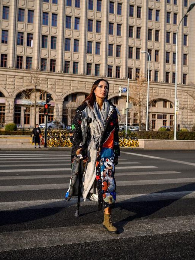 Pengalaman tersebut menjadi gambaran betapa parahnya diskriminasi terhadap orang-orang dengan kondisi fisik terbatas di Negeri Tirai Bambu tersebut. Terlepas dari masa lalunya yang penuh dengan beban berat, Gui tak pernah menyesalinya. Aku bersyukur aku harus melalui tantangan tersebut. Kenapa? Karena itu menjadikanku lebih kuat hingga bisa seperti saat ini, ujar Gui Yuna yang saat ini bekerja di sebuah perusahaan interior rumah. (Foto: NOEL CELIS/AFP)