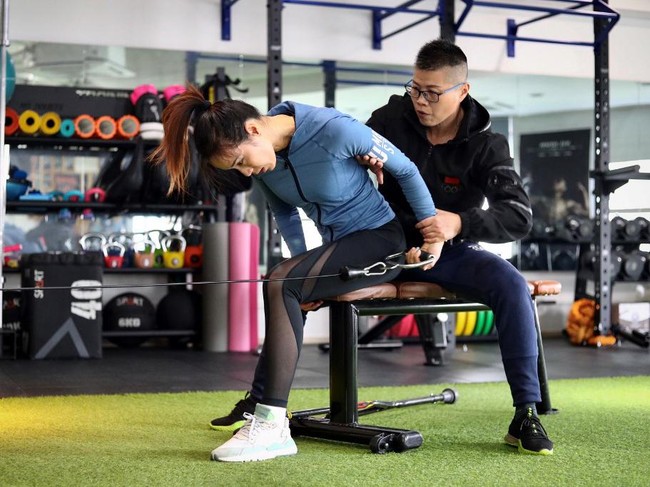 Tak hanya verbal, perlakukan tak menyenangkan juga dialami secara fisik. Pernah suatu kali murid-murid di sekolahnya menendang tongkat penopang Gui sampai ia terjatuh. Pertama kali mereka membuatku jatuh, aku menangis. Namun, aku mulai terbiasa dan berpikir, Mereka bisa saja menindasku tapi aku akan baik-baik saja karena aku memiliki hati pemberani, kata Gui yang dibesarkan oleh ibunya seorang diri. (Foto: NOEL CELIS/AFP)