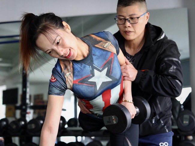 Pada 2017, ia memutuskan pensiun dari dunia olahraga dan mencoba peruntungan sebagai karyawan korporasi. Akan tetapi, kenyataan tak sesuai rencana dan harapan. Berulang kali lamaran Gui ditolak karena perusahaan incarannya enggan memperkerjakan kaum disabilitas. Menurut Gui, kehadiran orang sepertinya bisa merusak citra perusahaan. Aku melamar ke 20 perusahaan dan mereka mengatakan hal yang sama, kata Gui yang kerap membagikan tips olahraga kepada 200 ribu pengikutnya di TikTok. (Foto: NOEL CELIS/AFP)