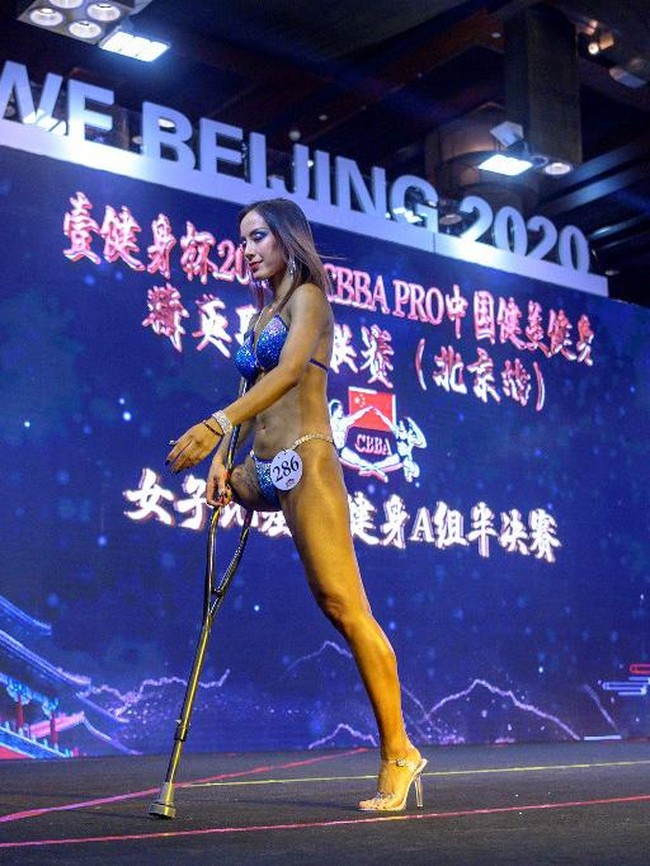 Aksi Gui Yuna lantas lantas berhasil memukau para juri. Di akhir acara, namanya diumumkan sebagai juara utama. Ia tak menyangka akan membawa pulang gelar juara pertama. Apalagi kontes yang diikutinya itu tak dikhususkan bagi peserta dengan cacat fisik. (Foto: NOEL CELIS/AFP)