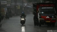 Diperkirakan, sejumlah wilayah di Indonesia berpotensi hujan lebat hingga disertai kilat/petir dan angin kencang.