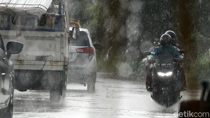 BMKG Peringati Cuaca Ekstrem di Indonesia Hujan mengguyur wilayah Jabodetabek pagi tadi. BMKGÂ memberikan peringatan dini cuaca ekstrem pada Kamis (07/01/2021).