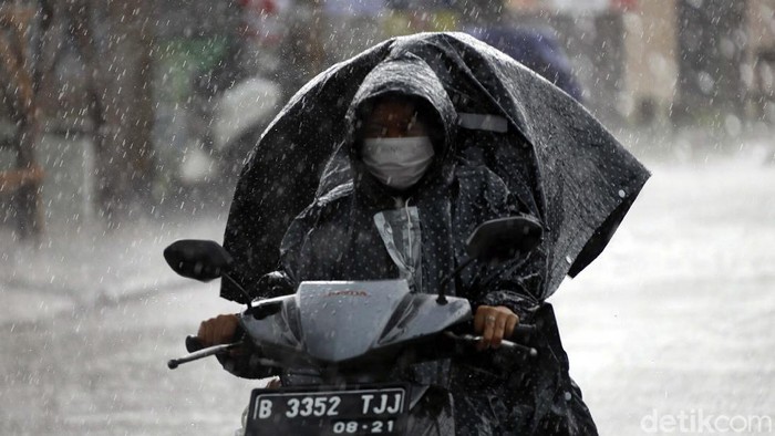 BMKG Peringati Cuaca Ekstrem di Indonesia Hujan mengguyur wilayah Jabodetabek pagi tadi. BMKGΒ memberikan peringatan dini cuaca ekstrem pada Kamis (07/01/2021).