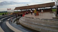 Ada pula aktifitas lain yang bisa traveler lakukan di Desa Wisata Kampoeng Lama, di antaranya outbond hingga keliling kampung. 