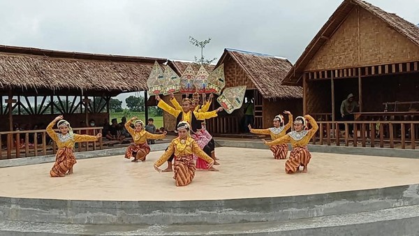 Wisatawan pun disuguhkan sarapan pagi di tengah sawah dengan alunan musik gamelan khas jawa serta tari tradisional. Wisatawan pun disuguhkan sarapan pagi di tengah sawah dengan alunan musik gamelan khas jawa serta tari tradisional.