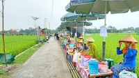 Pasar Tradisional Paloh Naga menyuguhkan jajanan dan minuman tempo doloe seperti Grontol Jagung, Sawot Ubi, ambuyat, Lapek Bugih, Bubur Pedas Khas melayu dan makanan tradisonal lainnya.
