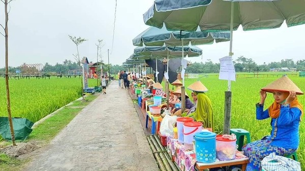 Pasar Tradisional Paloh Naga menyuguhkan jajanan dan minuman tempo doloe seperti Grontol Jagung, Sawot Ubi, ambuyat, Lapek Bugih, Bubur Pedas Khas melayu dan makanan tradisonal lainnya. Pasar Tradisional Paloh Naga menyuguhkan jajanan dan minuman tempo doloe seperti Grontol Jagung, Sawot Ubi, ambuyat, Lapek Bugih, Bubur Pedas Khas melayu dan makanan tradisonal lainnya.