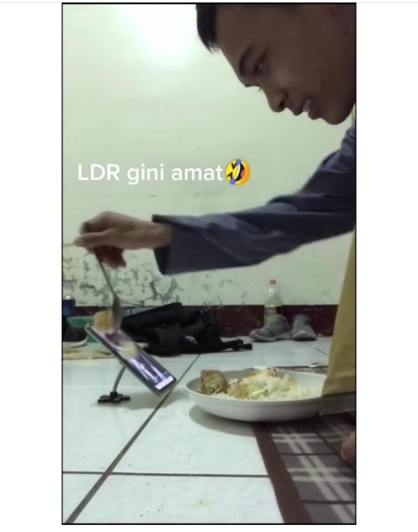 Duh! Saling Suap via Video Call, Pasangan LDR Ini Buang-buang Nasi
