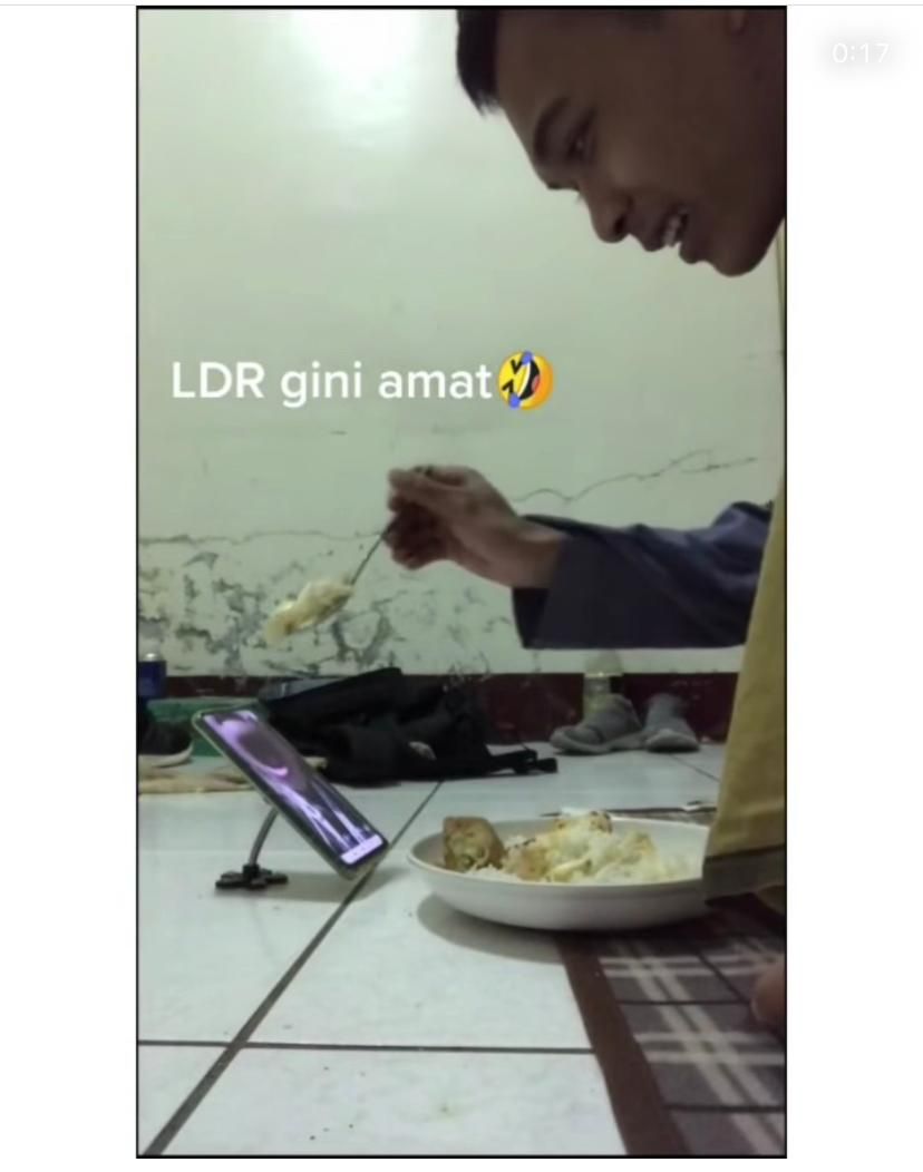 Duh! Saling Suap via Video Call, Pasangan LDR Ini Buang-buang Nasi