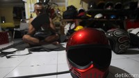 Produksi helm di Oribinal Vintage Helmet banyak diminati penggemar otomotif dari dalam dan luar negeri.