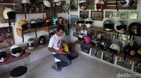 Helm ini dijual pada kisaran harga 350 ribu rupiah hingga jutaan rupiah, tergantung pada jenis helm dan finishing pengecetan helm.