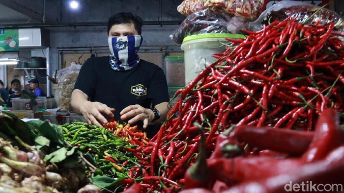 Harga cabai rawit di pasar tradisional di Kota Bandung, Jabar, semakin pedas. Seperti di Pasar Kosambi Kota Bandung, harga cabai rawit dibandrol Rp 90-100 ribu/Kg.