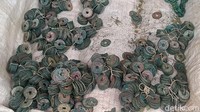 Junawan menjelaskan bentuk koin yang ditemukan Dahri seperti uang logam kepeng China. Dia mengaku belum bisa memberikan data lebih detail termasuk soal usia koin-koin itu. Namun menurutnya kepeng uang semacam itu sudah dikenal sejak abad 11-12.