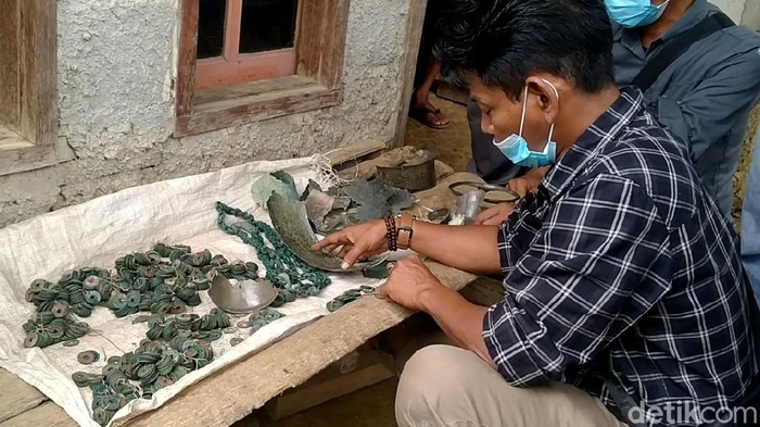 Petani di Kabupaten Pekalongan, Jawa Tengah, menemukan hampir 2 ribu keping uang kuno dan bokor perunggu di area sawahnya. Berikut penampakannya.