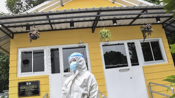 Puskesmas Duren Sawit menyiapkan ruang bersalin khusus bagi pasien COVID-19. Seperti apa penampakannya? Yuk, lihat.