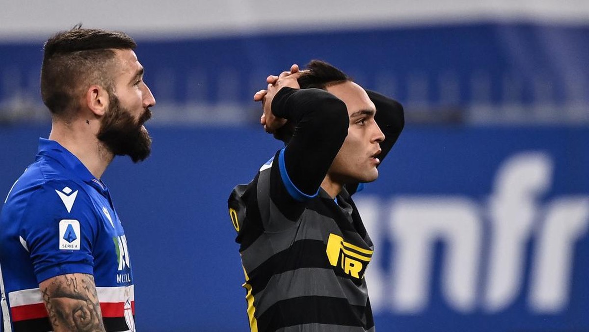 Ekspresi striker Inter Milan, Lautaro Martinez, di laga melawan Sampdoria di pekan ke-16 Liga Italia. Inter menyerah 1-2 di pertandingan itu. (Foto: MARCO BERTORELLO/AFP)