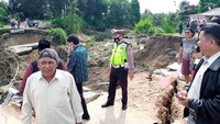 Sampai saat ini pihak Balai Jalan Besar Nasional Tingkat I Provsu akan menentukan bagaimana tindak lanjut untuk penanganan jalan yang putus tersebut, kata Kapolres Dairi AKBP Ferio Sano Ginting melalui Kasat Lantas AKP Herliandri. (Foto: dok. Istimewa)