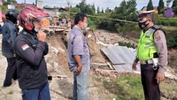 Polisi menyebut panjang jalan yang amblas itu sekitar 50 meter.  (Foto: dok. Istimewa)