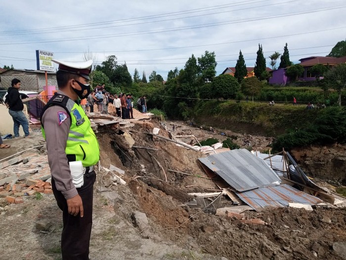 Jalan lintas Dairi-Medan amblas sedalam 6 meter di Sitinjo, Dairi