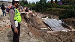 Potret Jalan Amblas Sedalam 6 Meter Bikin Lalin Medan-Dairi Dialihkan