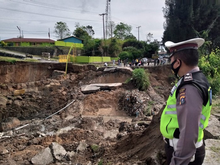 Jalan lintas Dairi-Medan amblas sedalam 6 meter di Sitinjo, Dairi