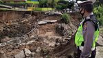 Potret Jalan Amblas Sedalam 6 Meter Bikin Lalin Medan-Dairi Dialihkan
