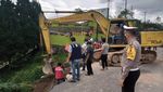 Potret Jalan Amblas Sedalam 6 Meter Bikin Lalin Medan-Dairi Dialihkan