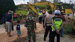 Potret Jalan Amblas Sedalam 6 Meter Bikin Lalin Medan-Dairi Dialihkan