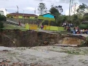 Video Penampakan Jalan Lintas Dairi-Medan yang Amblas