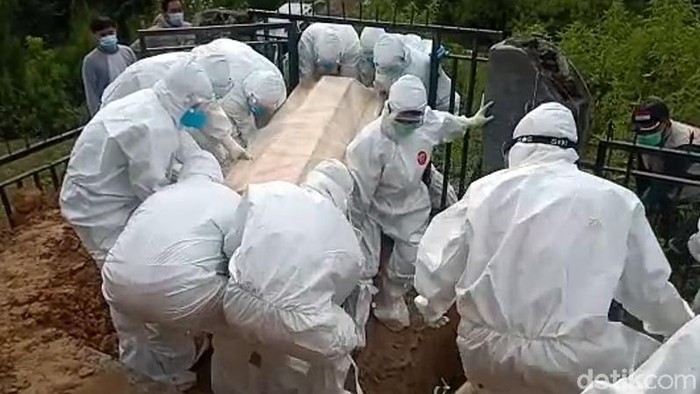 Jenazah pasien COVID-19 di Sulbar yang sempat disemayamkan semalam di rumah (Abdy-detikcom).