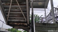 Foto: Besi penyangga anak tangga ini sudah keropos. Semakin parah karatnya, semakin pekat warna besinya, kontras dengan warna cat putih yang sudah mulai kusam (Syahidah Izzata/detikcom).