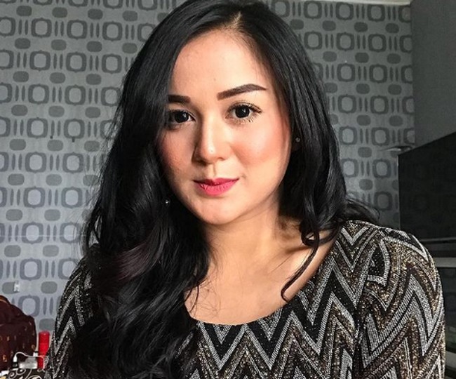 Pada 2006, Juwita Bahar mengalami koma selama 15 hari dan divonis idap penyakit serius karena diet tidak makan nasi. Kala itu usianya 10 tahun. Setelah pulih, putri Anisa Bahar ini memilih diet sehat dan seimbang. Foto: Instagram @juwitabaharsanjaya11