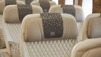 Berbalut kulit anti noda berwarna krem dengan detail jahitan dan finishing panel kayu, kursi kelas ekonomi premium ini mirip dengan kelas bisnis.