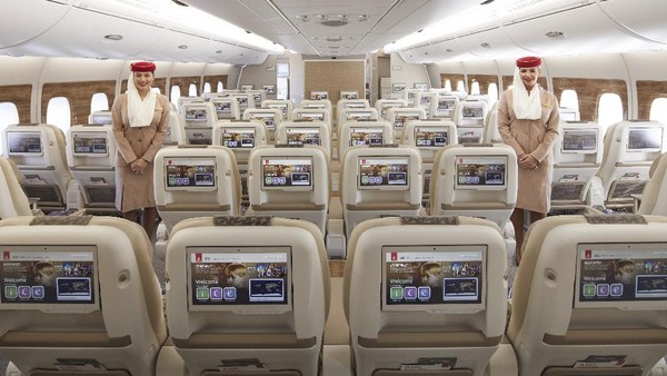 Pada pesawat Airbus A380 Emirates, kabin Ekonomi Premium terletak di depan dek utama dengan 56 kursi yang ditata dalam konfigurasi 2-4-2. Setiap kursi memiliki layar 13,3 Inch, salah satu yang terbesar di kelasnya. (dok. Emirates) Pada pesawat Airbus A380 Emirates, kabin Ekonomi Premium terletak di depan dek utama dengan 56 kursi yang ditata dalam konfigurasi 2-4-2. Setiap kursi memiliki layar 13,3 Inch, salah satu yang terbesar di kelasnya. (dok. Emirates)