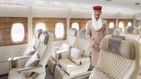 Dengan jarak tinggi hingga 40 inci, kursi ekonomi premium Emirates memiliki lebar 19.5 inci dan dapat bersandar 8 inci ke posisi cradle yang nyaman dengan banyak ruang untuk berbaring.