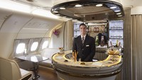 Onboard lounge di pesawat A380 Emirates.