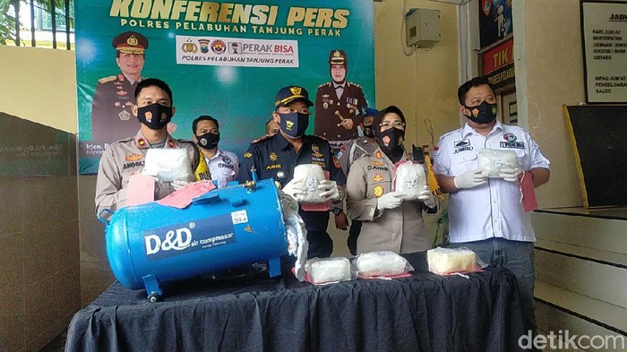 Polisi mengamankan seorang kurir dan menyita 7,2 kilogram sabu yang disimpan dalam tabung kompresor di Surabaya. Polres Pelabuhan Tanjung Perak bekerja sama dengan Bea Cukai Tanjung Perak, mengungkap kasus penyelundupan sabu jaringan internasional.