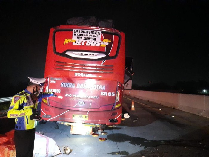 Bus lintas Bali, Jawa, Sumatera menabrak truk bernopol B 9975 BYZ di Tol Magetan KM 595 B. Dua orang tewas dalam kecelakaan tersebut.