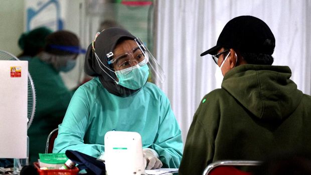 Suasana Puskesmas Pesanggrahan di Jakarta, Kamis (7/1/2021). Jelang kedatangan Vaksin yang diperuntukan masyarakat disaat pandemi Covid19, sejumlah puskesmas seperti di pesanggrahan masih melakukan aktifitas normal seperti biasa, menerima kedatangan pasien, melakukan test swab. (CNBC Indonesia/Tri Susilo)