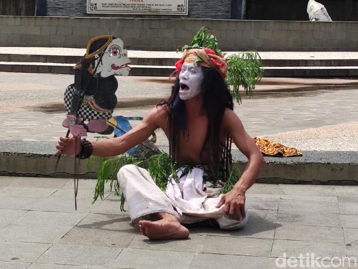 Ki Ompong Soedarsono kembali menggelar pertunjukan wayang kontemporer. Kali ini dia beraksi di Monomen Jayandaru, Alun-alun Sidoarjo.