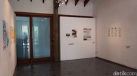 Pameran lukisan itu digelar di Ruang Segi Empat, Jalan Golf Dago nomor 3, Cigadung, Bandung. Ada lima seniman yang dilibatkan dalam pameran tersebut diantaranya M. Rico Wicaksono, Hadisti Chairunisa, Ramdhan H. Turgana, Putut Pramudiko, dan Mawar D.P.
