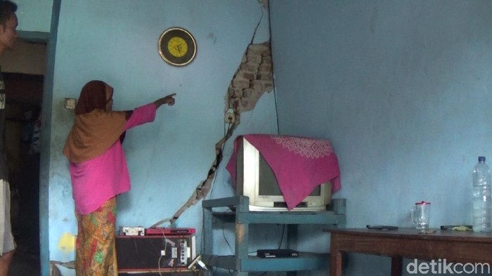 Kondisi rumah terdampak tanah gerak di Desa Sembawa, Kecamatan Kalibening, Banjarnegara, Kamis (7/1/2021).