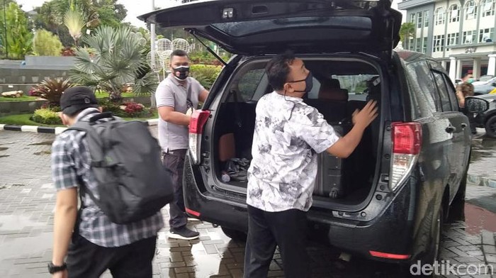 kpk menggeledah balai kota batu