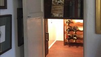 Lemari buku ini bukan sekedar untuk menyimpan buku. Pemilik rumah ini mendesain lemari buku yang dibaliknya terdapat ruangan penyimpanan minuman. Istimewa/Brightside.me.